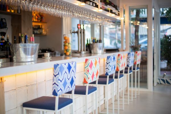 Barra de bar con azulejos blancos de barro